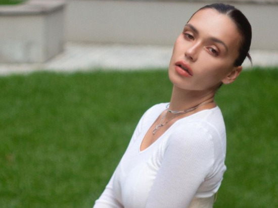 Певица и экс-участница поп-группы Serebro Ольга Серябкина выложила в Instagram снимок, на котором она позирует в белом полупрозрачном топе и такого же цвета шортах