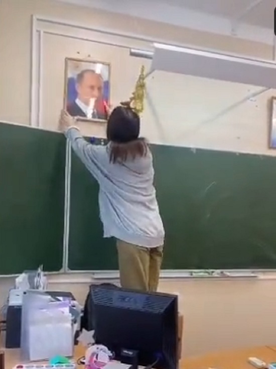 Ученица 10 класса одной из ярославских школ Алина Морозова разместила в Тик-Ток ролик о том, как она снимает со стены класса портрет Путина