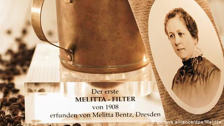 Kaffeefilter von Melitta Bentz neben ihrem Foto