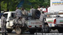 Burundi Bujumbura Polizisten steigen auf Fahrzeug