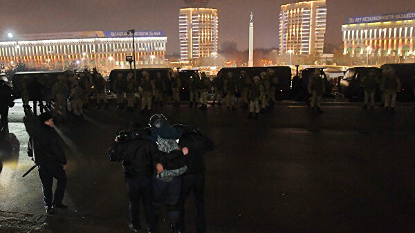 Сотруднику правоохранительных органов Казахстана помогают возле мэрии во время протестов, вызванных повышением цен на топливо в Алматы - اسپوتنیک افغانستان