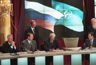 Слева направо: президент США Билл Клинтон, президент Франции Жак Ширак, президент России Борис Ельцин и генеральный Секретарь НАТО Хавьер Солана во время церемонии подписания Основополагающего акта Россия-НАТО. Париж, 27 мая 1997 года
