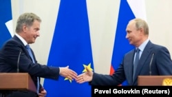 Russian President Vladimir Putin (right) shakes hands with his Finnish counterpart, Sauli Niinisto, following a meeting in the Black Sea resort of Sochi in August 2018.