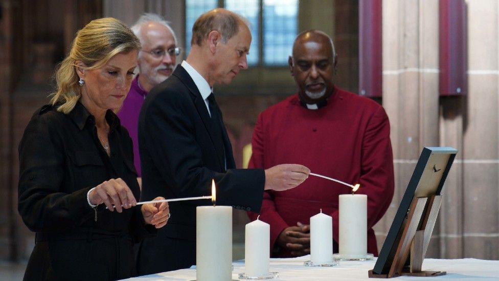 The Earl and Countess of Wessex lighting a candle at Manchester Cathedral