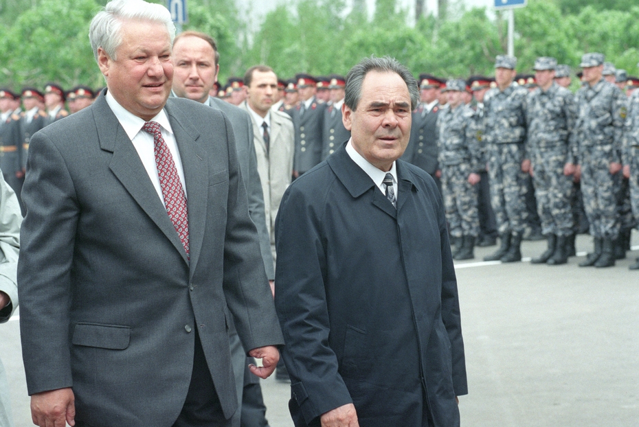 Президент РФ Борис Ельцин (слева) и Президент Татарстана Минтимер Шаймиев во время посещения Государственного Управления внутренних дел