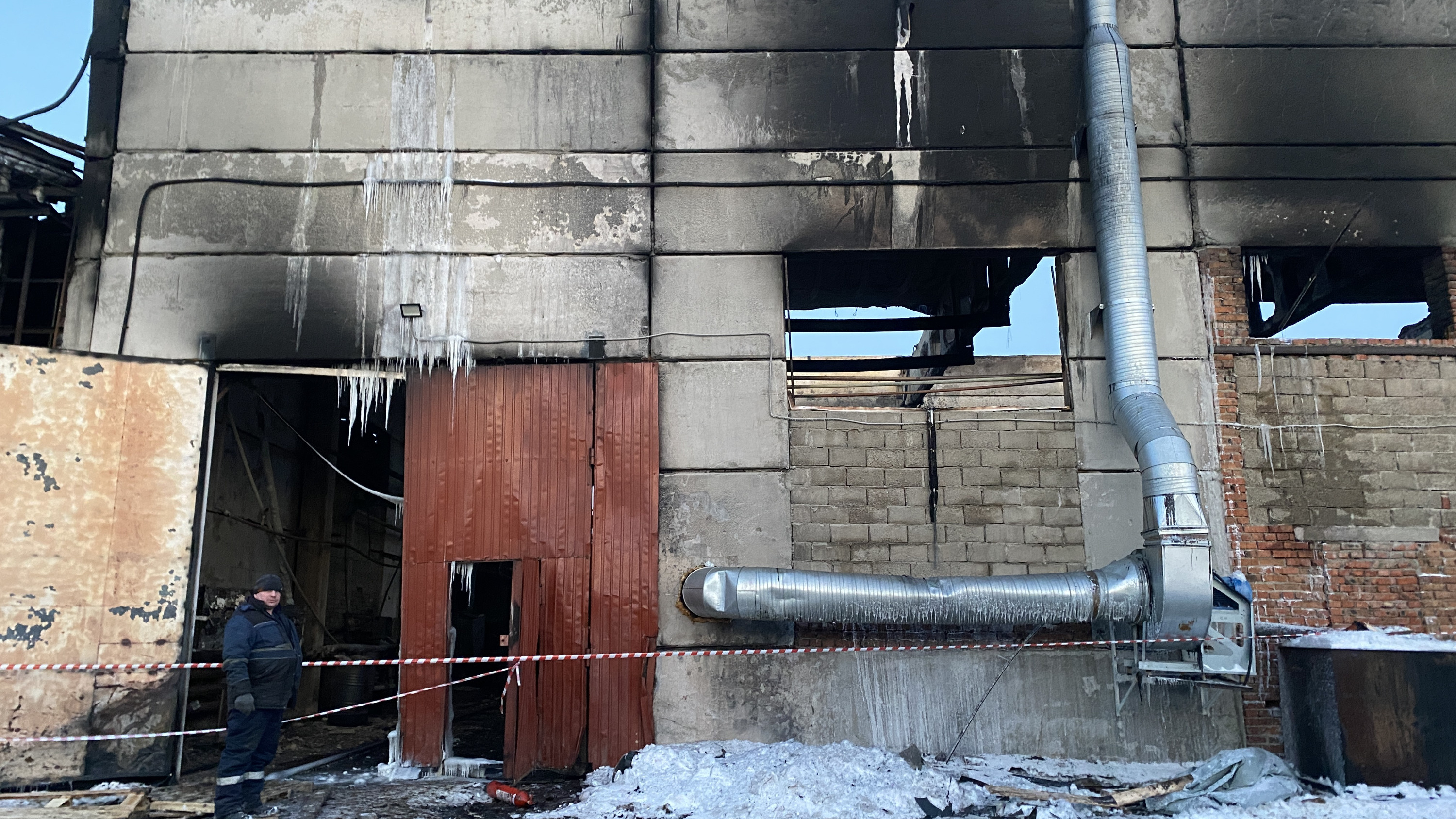 Один горевший омский склад посреди заводов. Фоторепортаж последствий ночного пожара