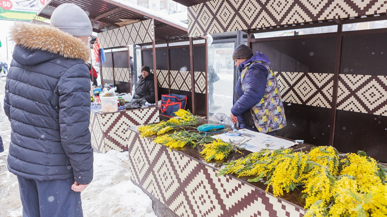 Мужчины с букетами на улице, цветочный рай в магазинах. Как Пермь готовилась к <nobr class="_">8 Марта</nobr>: фоторепортаж