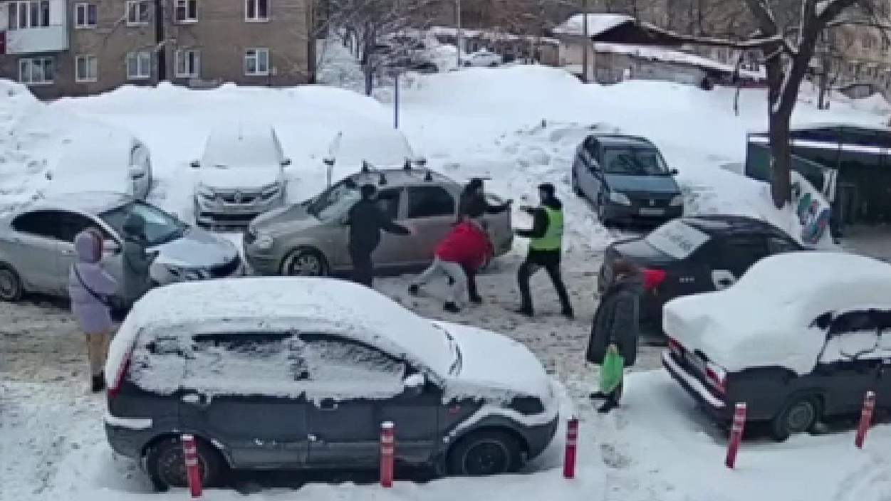 Разборки на дорогах: появилось видео драки с аварийным комиссаром в Уфе