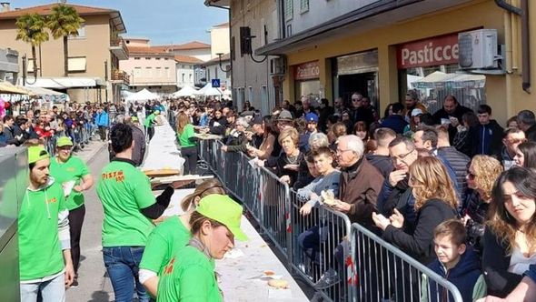 Ecco la pizza dei record: lunga 310 metri, è stata preparata con 125 impasti gourmet