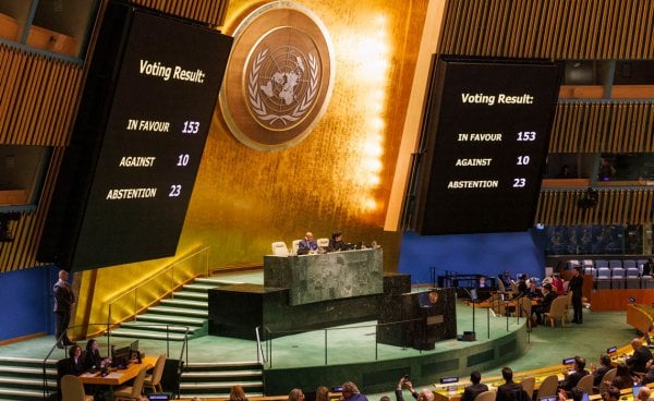Voting results displayed on two large screens at the UN General Assembly’s tenth emergency special session