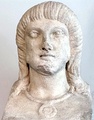 Раб-германец; на происхождение указывают длинные волосы, на статус раба — ожерелье-ошейник с медальоном. IV век н. э.