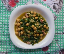 Manchego cuisine; chickpea and Silene vulgaris stew (potaje de garbanzos y collejas)