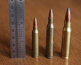 .220 Swift (в центре) с .223 Rem (слева) и .308 Win (справа).