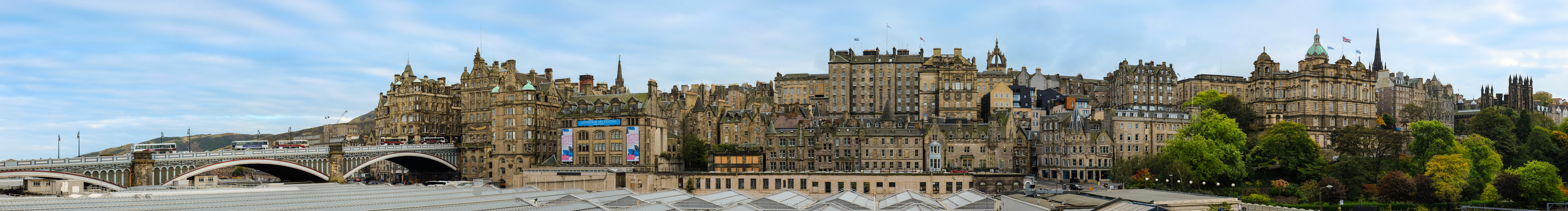  Edinburgh Old Town skyline panorama