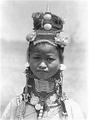 Девочка из племени падаунг с кольцами, удлиняющими шею. 1930-е годы
