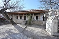 Дом-музей и бюст певца Бюльбюля, повреждённые в результате Первой карабахской войны