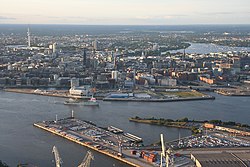 Parts of Kleiner Grasbrook in the foreground. View towards HafenCity across the Norderelbe.