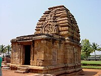 Sukanasa con Shiva Nataraja y pequeños motivos gavaksha, templo Jambulingeshwara, Pattadakal, siglos VII-VIII.[22]​