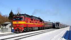 ТЭП70-0533 в красной окраске с жёлтыми полосами