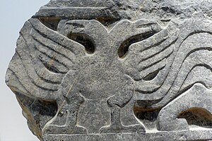 двуглавый орёл из собрания Музея каменного искусства династии Хань.