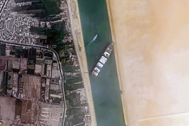 Контейнеровоз Ever Given, блокирующий Суэцкий канал. Спутниковый снимок от 27 марта 2021 года