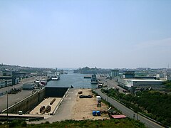 Vista de los astilleros y de las instalaciones del puerto.