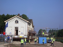 Relocation of old railway building (24 aug 2007)