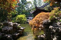 Сад Юй Юань в Шанхае (создан в 1559) На изображении показаны все элементы классического китайского сада - вода, сооружения, растительность и камни