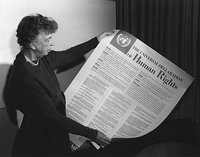 Элеонора Рузвельт с англоязычной версией декларации прав человека.