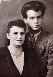 Перов В.В. с матерью Воробьёвой Ал.Д. Около 1950 г.
