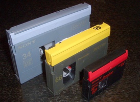 Слева направо: кассеты DVCAM, DVCPro, MiniDV