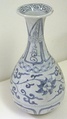 Pequeño jarrón en forma de pera yuhuchun. Jingdezhen. Dinastía Yuan, primera mitad del siglo XIV. Porcelana blanca decorada en azul bajo cubierta. Museo Guimet.