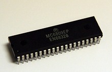Процессор Motorola 6809E с рабочей частотой 1 МГц, выпущен в 1983 году