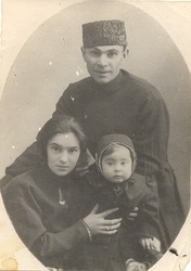 Шарифзаде со своей женой Ханифа-ханум Акчуриной и сыном Эртогрулом