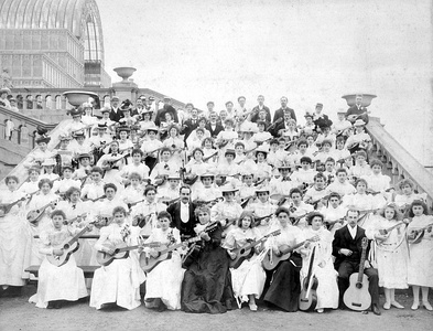 Студенческий ансамбль на крыльце Хрустального дворца в Лондоне (июнь 1899)