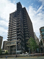 Incendio en el edificio corporativo de Enel Distribución Chile y su estado al día siguiente. El origen del fuego está siendo investigado.