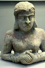 Terracota con restos de policromía que representa una figura femenina. Periodo paleobabilónico (2000 a 1700 a. C.)