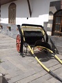 Carro de ruedas en la plaza de la archieparquía católica.