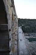 El puente de carretera al lado del acueducto.