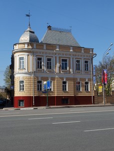 Садовая-Черногрязская, 14/19. НИИ глазных болезней им. Г. Гельмгольца на углу с Фурманным переулком.