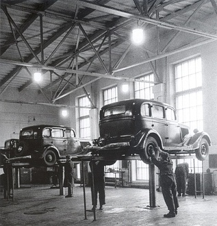 1949 г. Станция ТО автомобилей. Ремонтный зал станции техобслуживания автомобилей на Нижегородской улице