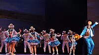 Izquierda, danzantes de kullawada en la Fiesta del Gran Poder de 2015, Bolivia. En la otra imagen, kullawada interpretada por la UNMSM de Lima de 2019, Perú.