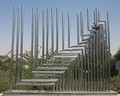 Dieciocho niveles, escultura metálica de Yaacov Agam, 1971