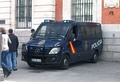 Vehículo de las Unidades de Intervención Policial con protección en sus ventanas.
