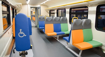 Салон с трёхцветными сиденьями и синими спинками для инвалидов (наиболее распространённый вариант)