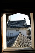 Ventana katōmado de la torre Inui-kotenshu. La vista es de la torre Nishi-kotenshu.