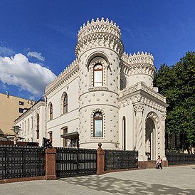 Парадный вход со стороны Воздвиженки