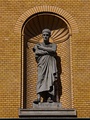 Estatua de Aristóteles en la Escuela Secundaria de Joachimsthal por Max Klein.