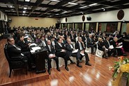 A la izquierda, diputados, ministros e invitados a la entrega del informe de labores de la presidenta Laura Chinchilla Miranda el 1 de mayo de 2012. A la derecha, protestas sindicales en San José ese mismo día.