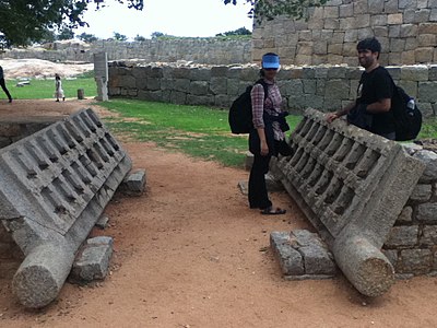 Puerta de piedra con pernos de giro integrados (cortados de la misma pieza de piedra del batiente)